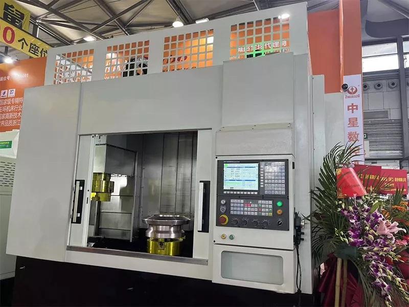 Ảnh tổng thể máy tiện đứng CNC trong nhà xưởng công nghiệp
